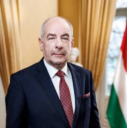 ראש ממשלת הונגריה הנבחר פטר מגיאר עומד בהבטחת הבחירות שלו ומעביר חוק להדחת הנשיא המכהן - אבו עלי אקספרס